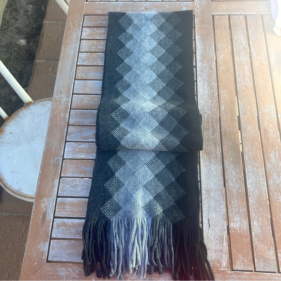 Pierre Cardin Scarf - Picture 2 of 3